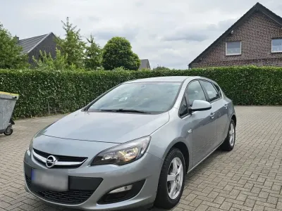 Gebraucht Opel Astra 116 PS (85 kW) 2014 Silber Limousine
