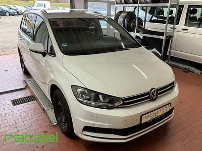 Gebraucht VW Touran Active 122 PS (89 kW) 2023 Weiß Van / Kleinbus