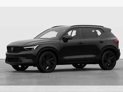 Neu Volvo XC40 Plus 163 PS (119 kW) 2025 Schwarz (onyx black metallic) SUV