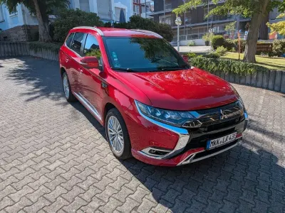 Gebraucht Mitsubishi Outlander P-HEV Plus 224 PS (164 kW) 2021 Rot SUV