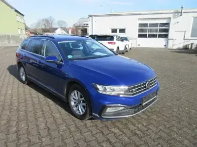 Gebraucht VW Passat R-line 150 PS (110 kW) 2022 Lapiz blue metallic Kombi