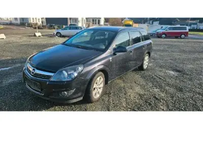 Używany Opel Astra 125 KM (91 kW) 2010 Czarny Kombi