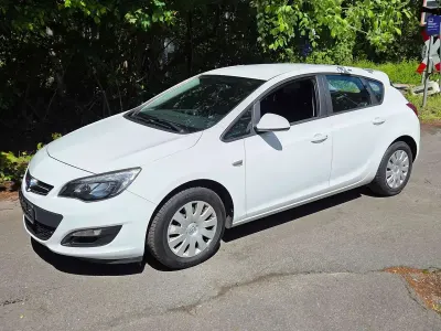 Gebraucht Opel Astra Selection 101 PS (74 kW) 2013 Weiß Limousine