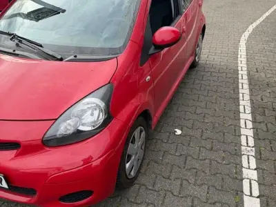 Używany Toyota Aygo Edition 68 KM (50 kW) 2011 Czerwony Hatchback