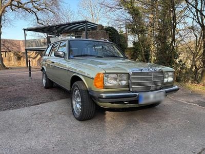 Gebraucht Mercedes 230 136 PS (100 kW) 1983 Silber Kombi