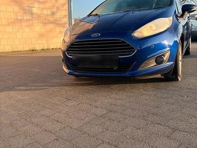 Gebraucht Ford Fiesta 101 PS (74 kW) 2014 Blau Kleinwagen