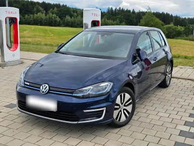 Gebraucht VW e-Golf 100 kW (136 PS) 2019 Blau Kleinwagen