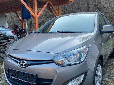 Gebraucht Hyundai i20 Classic 86 PS (63 kW) 2013 Braun Kleinwagen