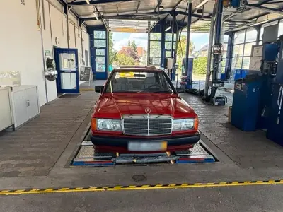 Gebraucht Mercedes 190 118 PS (86 kW) 1988 Rot Limousine