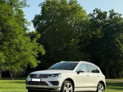 Second-hand VW Touareg Executive 262 CP (192 kW) 2016 Alb SUV