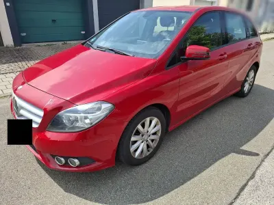 Gebraucht Mercedes B180 122 PS (89 kW) 2012 Rot Kleinwagen