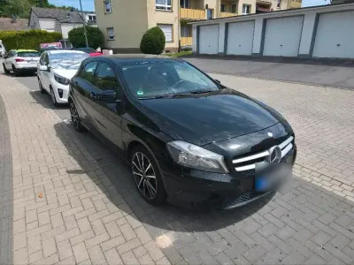 Gebraucht Mercedes A180 122 PS (89 kW) 2014 Schwarz Kleinwagen