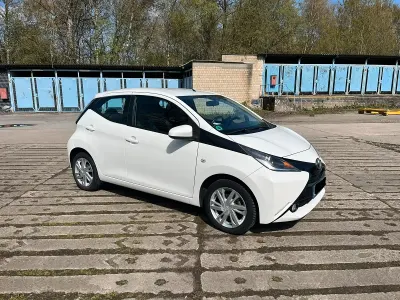Second-hand Toyota Aygo 69 CP (50 kW) 2017 Alb Hatchback