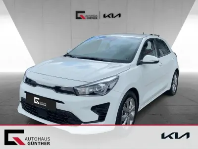 Używany Kia Rio Vision 101 KM (74 kW) 2023 Biały Sedan/Limuzyna