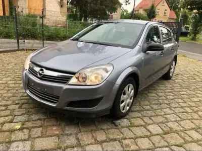 Używany Opel Astra 75 KM (55 kW) 2009 Szary Sedan/Limuzyna