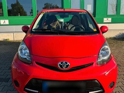 Brugt Toyota Aygo 68 HK (50 kW) 2013 Rød Hatchback