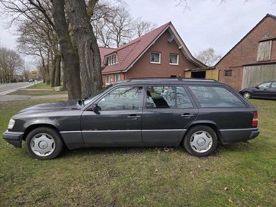 Second-hand Mercedes 220 150 CP (110 kW) 1994 Albastru Break