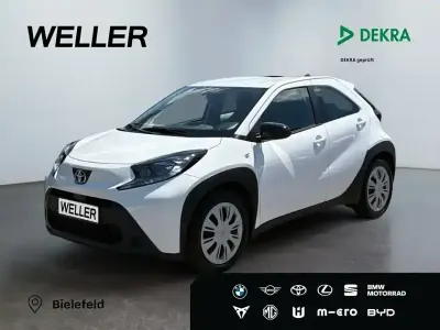 Gebraucht Toyota Aygo Play 72 PS (52 kW) 2023 Super (pure) white ii (weiss) Kleinwagen