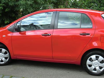 Gebraucht Toyota Yaris 69 PS (50 kW) 2008 Rot Limousine