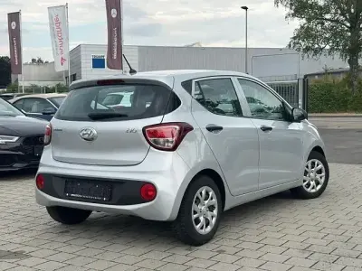 Gebraucht Hyundai i10 GO! 67 PS (49 kW) 2018 Silber Kleinwagen
