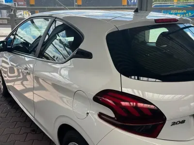 Gebraucht Peugeot 208 82 PS (60 kW) 2017 Weiß Kleinwagen