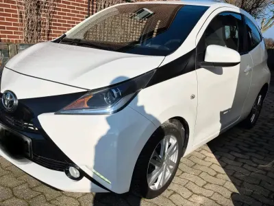 Second-hand Toyota Aygo 69 CP (50 kW) 2014 Alb Hatchback