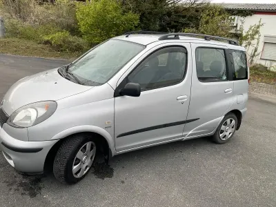Gebraucht Toyota Yaris 106 PS (77 kW) 2002 Silber Kombi