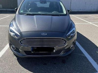 Grau Gebraucht 2019 Ford S-MAX Titanium Van / Kleinbus | 20.900 € (Guter Preis)