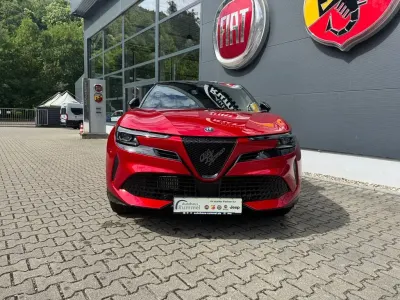 Neu Alfa Romeo Junior Ti 136 PS (100 kW) 2026 Rot SUV