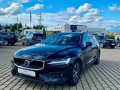 Gebraucht Volvo V60 Momentum 163 PS (119 kW) 2022 Schwarz Kombi