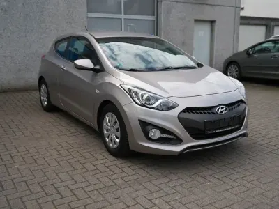 Gebraucht Hyundai i30 Classic 99 PS (72 kW) 2016 Weiß Coupé