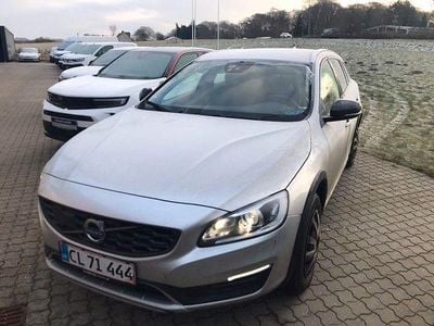 Silber Gebraucht 2017 Volvo V60 CC Momentum Kombi | 10.800 € (Fairer Preis)