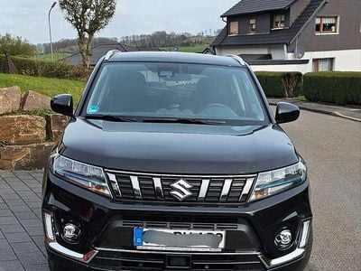 Gebraucht Suzuki Vitara Comfort 102 PS (75 kW) 2024 Schwarz SUV