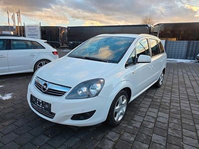 Weiß Gebraucht 2011 Opel Zafira Design Edition Van / Kleinbus | 5.299 € (Etwas zu teuer)