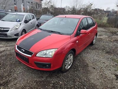 Rot Gebraucht 2005 Ford Focus Ambiente Limousine | 899 € (Guter Preis)