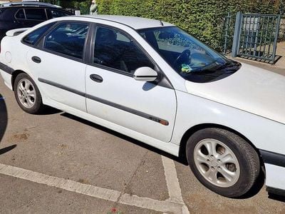Usado Renault Laguna 114 HP (83 kW) 1996 Branco Sedan
