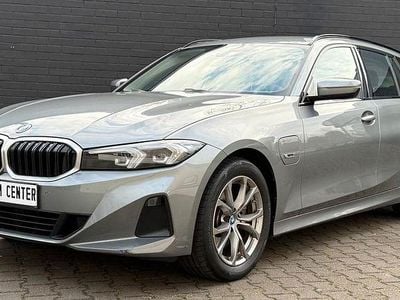 Grau Gebraucht 2022 BMW 330e Sport Line Kombi | 23.200 € (Fairer Preis)