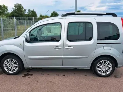 Gebraucht Renault Kangoo Happy Family 106 PS (77 kW) 2012 Silber Van / Kleinbus