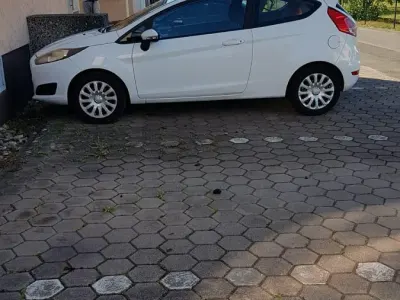 Gebraucht Ford Fiesta 60 PS (44 kW) 2013 Weiß Kleinwagen