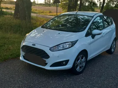 Gebraucht Ford Fiesta 75 PS (55 kW) 2014 Weiß Kleinwagen