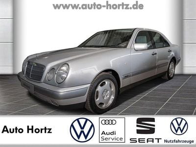 Silber Gebraucht 1996 Mercedes E230 Classic Limousine | 7.990 €