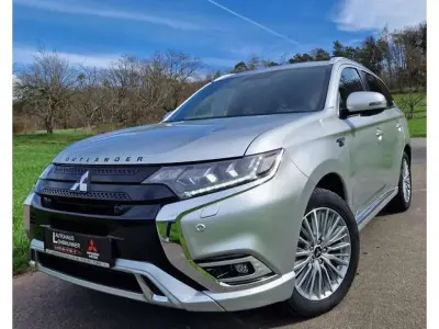 Gebraucht Mitsubishi Outlander P-HEV Plus 224 PS (164 kW) 2021 Sterlingsilber SUV