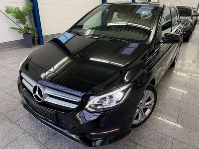 Kosmosschwarz Gebraucht 2015 Mercedes 180 Urban Limousine | 12.990 € (Guter Preis)