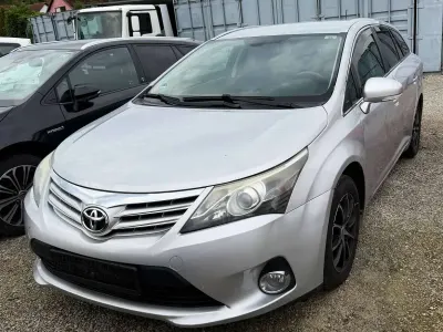 Gebraucht Toyota Avensis Life 124 PS (91 kW) 2012 Silver metallic Kombi