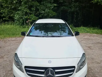 Gebraucht Mercedes A180 122 PS (89 kW) 2015 Weiß Limousine