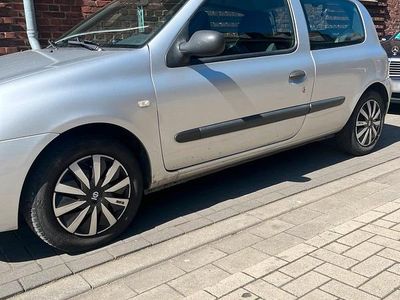 Second-hand Renault Clio II 75 CP (55 kW) 2006 Argintiu Hatchback