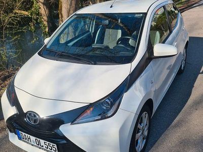 Gebraucht Toyota Aygo X-play 69 PS (50 kW) 2017 Weiß Kleinwagen