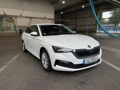 Gebraucht Skoda Scala Active 110 PS (80 kW) 2021 Weiß Kleinwagen