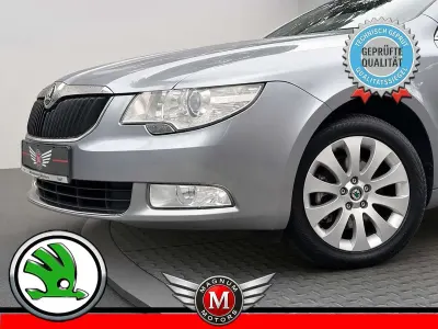 Gebraucht Skoda Superb Elegance 125 PS (91 kW) 2011 Platin grau metallic Kombi