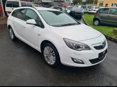 Używany Opel Astra 140 KM (102 kW) 2011 Biały Kombi